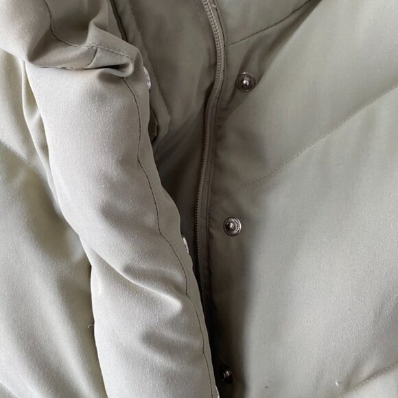 De Base Cropped Puffer Vest - Picture 5 of 10